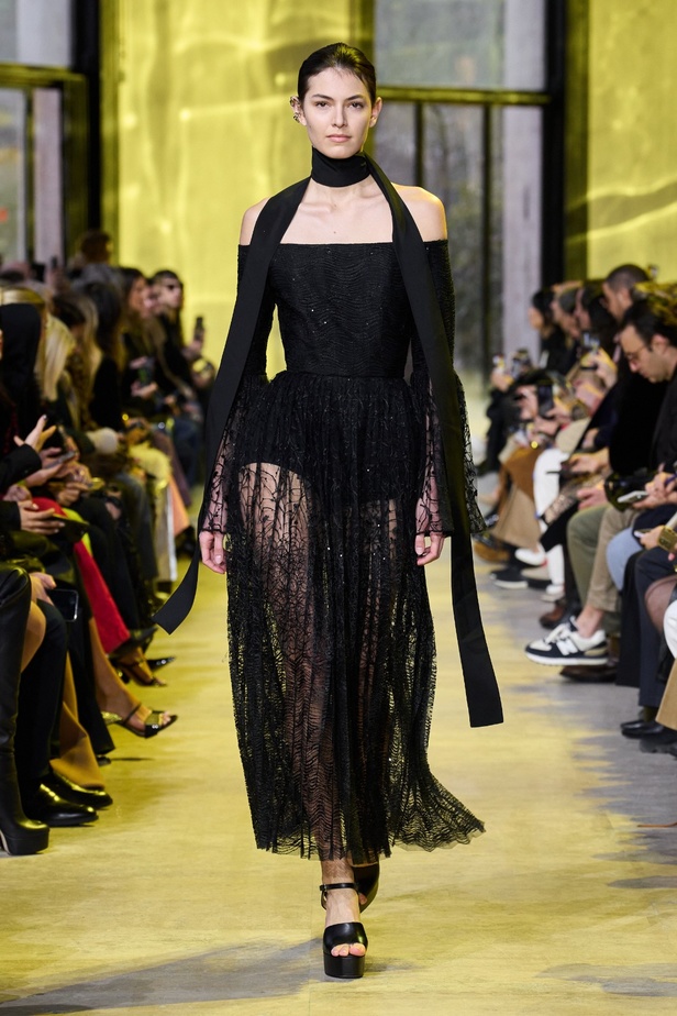 مجموعة ايلي صعب لخريف وشتاء 2023-2024 لوحة شتوية مزهرة غنيّة بالتفاصيل المبهرة