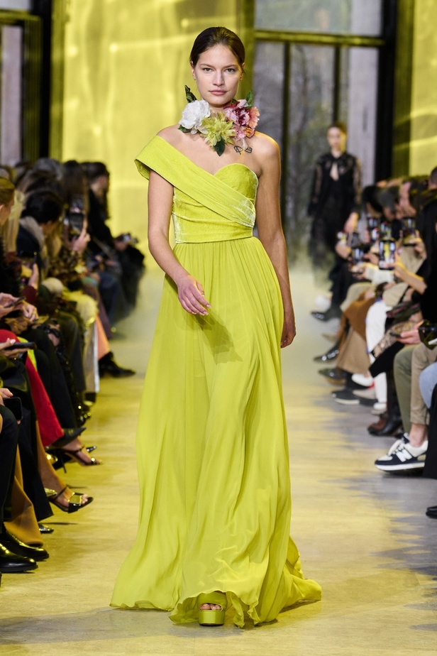 مجموعة ايلي صعب لخريف وشتاء 2023-2024 لوحة شتوية مزهرة غنيّة بالتفاصيل المبهرة