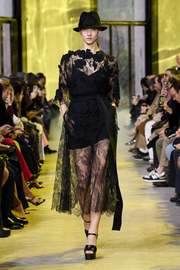 مجموعة ايلي صعب لخريف وشتاء 2023-2024 لوحة شتوية مزهرة غنيّة بالتفاصيل المبهرة