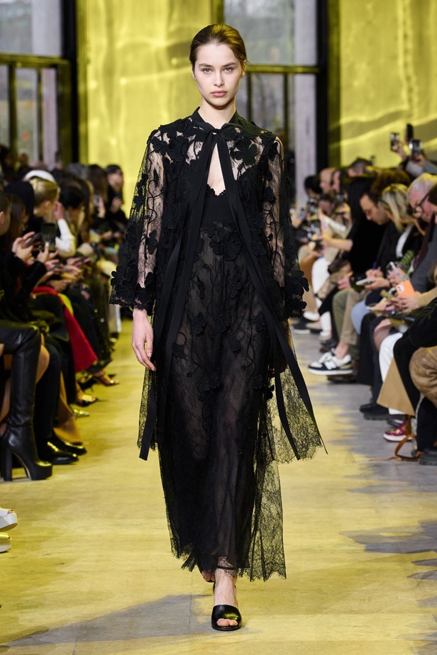 مجموعة ايلي صعب لخريف وشتاء 2023-2024 لوحة شتوية مزهرة غنيّة بالتفاصيل المبهرة