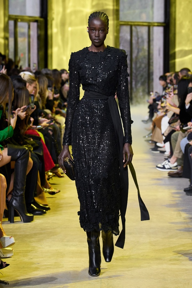 مجموعة ايلي صعب لخريف وشتاء 2023-2024 لوحة شتوية مزهرة غنيّة بالتفاصيل المبهرة