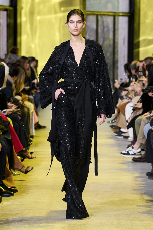 مجموعة ايلي صعب لخريف وشتاء 2023-2024 لوحة شتوية مزهرة غنيّة بالتفاصيل المبهرة