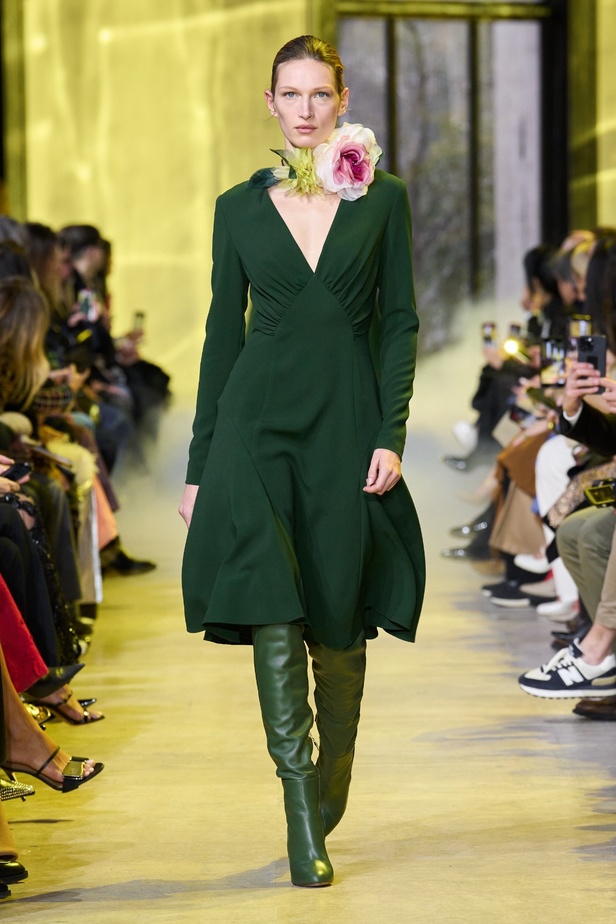 مجموعة ايلي صعب لخريف وشتاء 2023-2024 لوحة شتوية مزهرة غنيّة بالتفاصيل المبهرة