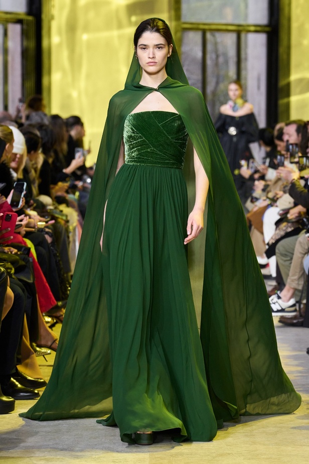 مجموعة ايلي صعب لخريف وشتاء 2023-2024 لوحة شتوية مزهرة غنيّة بالتفاصيل المبهرة