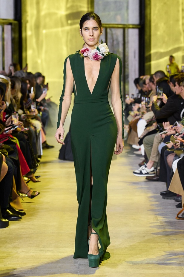 مجموعة ايلي صعب لخريف وشتاء 2023-2024 لوحة شتوية مزهرة غنيّة بالتفاصيل المبهرة