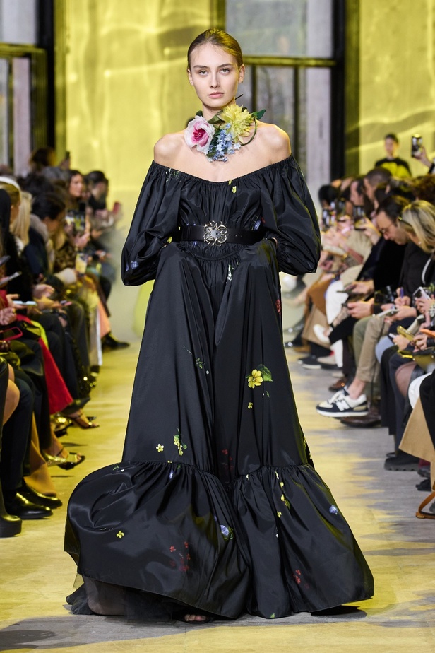 مجموعة ايلي صعب لخريف وشتاء 2023-2024 لوحة شتوية مزهرة غنيّة بالتفاصيل المبهرة