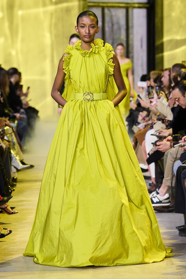 مجموعة ايلي صعب لخريف وشتاء 2023-2024 لوحة شتوية مزهرة غنيّة بالتفاصيل المبهرة