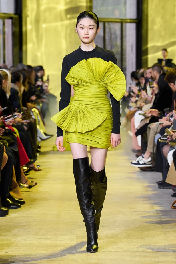 مجموعة ايلي صعب لخريف وشتاء 2023-2024 لوحة شتوية مزهرة غنيّة بالتفاصيل المبهرة