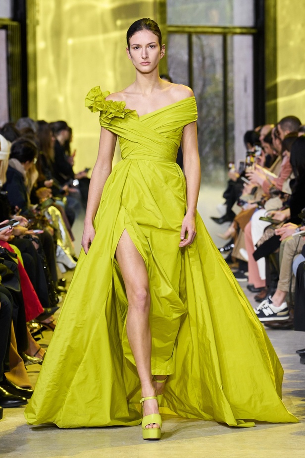 مجموعة ايلي صعب لخريف وشتاء 2023-2024 لوحة شتوية مزهرة غنيّة بالتفاصيل المبهرة