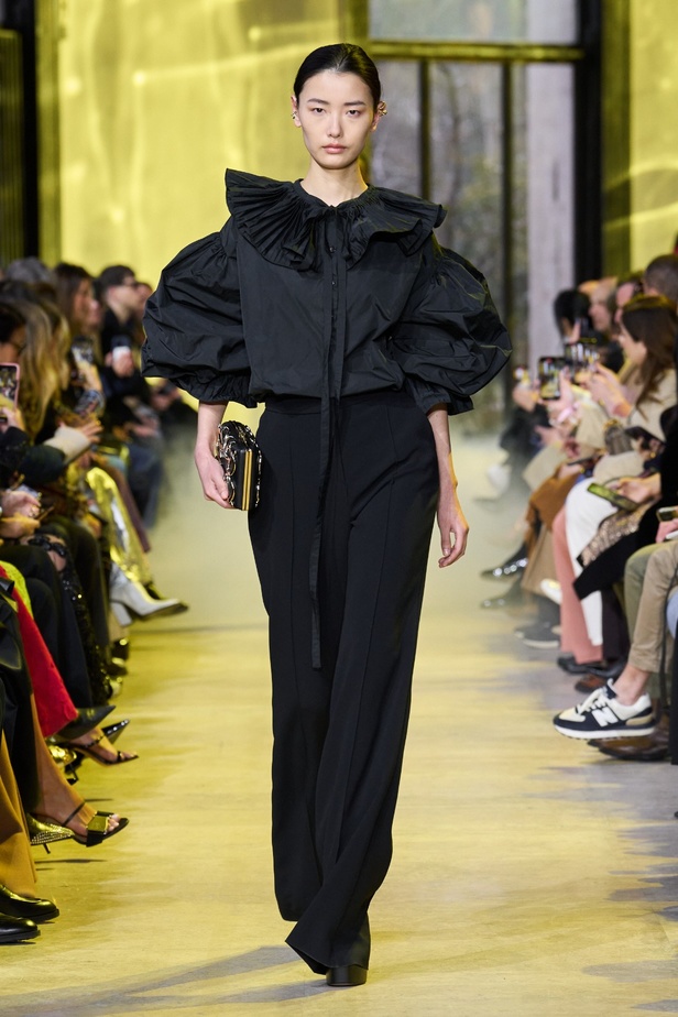 مجموعة ايلي صعب لخريف وشتاء 2023-2024 لوحة شتوية مزهرة غنيّة بالتفاصيل المبهرة