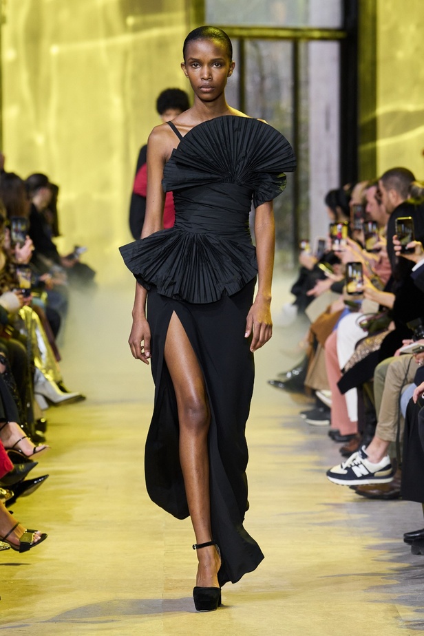 مجموعة ايلي صعب لخريف وشتاء 2023-2024 لوحة شتوية مزهرة غنيّة بالتفاصيل المبهرة