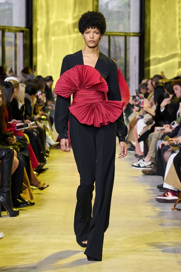 مجموعة ايلي صعب لخريف وشتاء 2023-2024 لوحة شتوية مزهرة غنيّة بالتفاصيل المبهرة