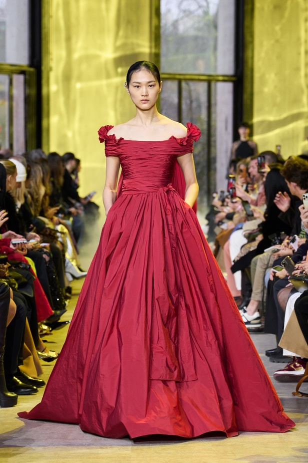 مجموعة ايلي صعب لخريف وشتاء 2023-2024 لوحة شتوية مزهرة غنيّة بالتفاصيل المبهرة