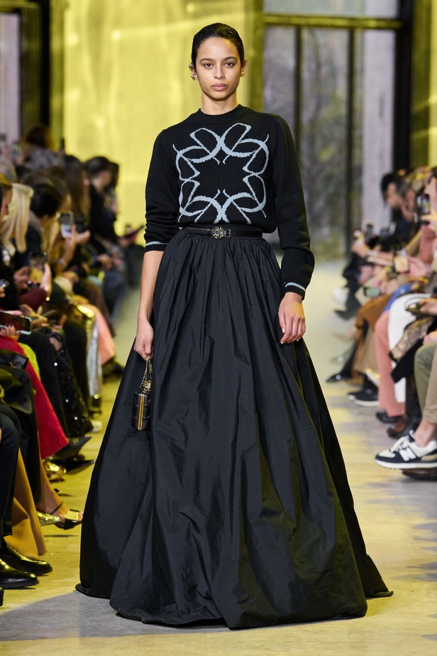 مجموعة ايلي صعب لخريف وشتاء 2023-2024 لوحة شتوية مزهرة غنيّة بالتفاصيل المبهرة