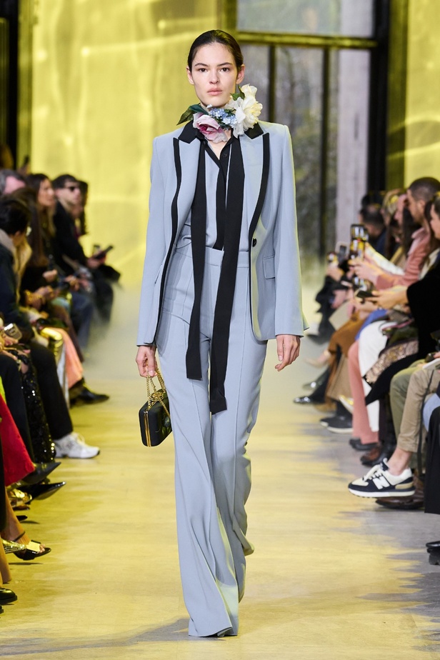 مجموعة ايلي صعب لخريف وشتاء 2023-2024 لوحة شتوية مزهرة غنيّة بالتفاصيل المبهرة