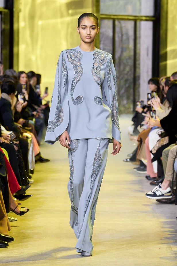 مجموعة ايلي صعب لخريف وشتاء 2023-2024 لوحة شتوية مزهرة غنيّة بالتفاصيل المبهرة