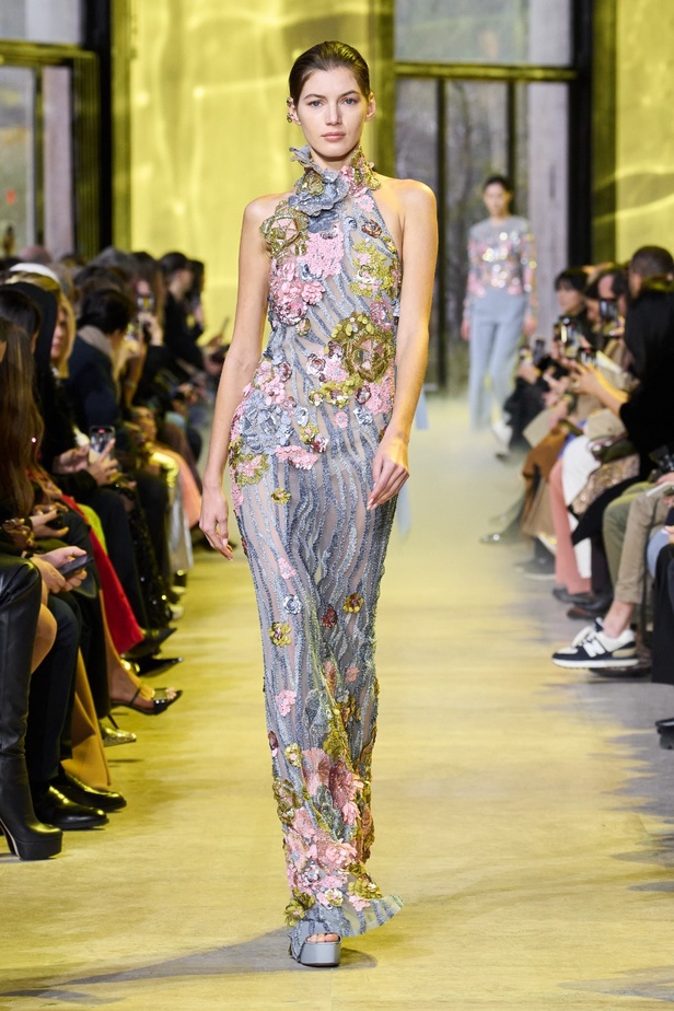 مجموعة ايلي صعب لخريف وشتاء 2023-2024 لوحة شتوية مزهرة غنيّة بالتفاصيل المبهرة