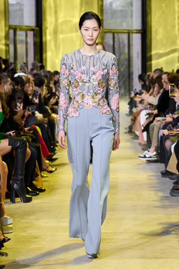 مجموعة ايلي صعب لخريف وشتاء 2023-2024 لوحة شتوية مزهرة غنيّة بالتفاصيل المبهرة