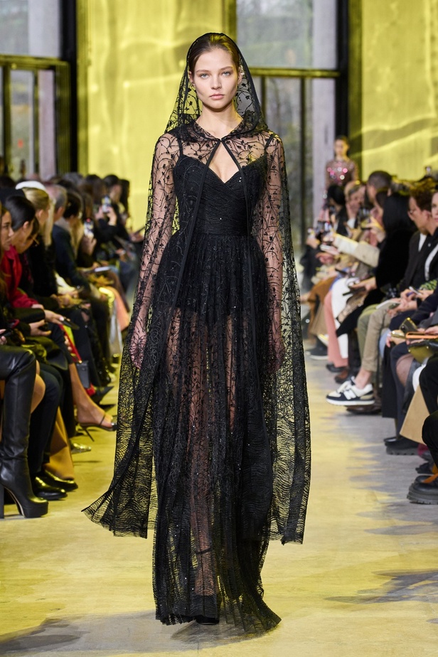 مجموعة ايلي صعب لخريف وشتاء 2023-2024 لوحة شتوية مزهرة غنيّة بالتفاصيل المبهرة