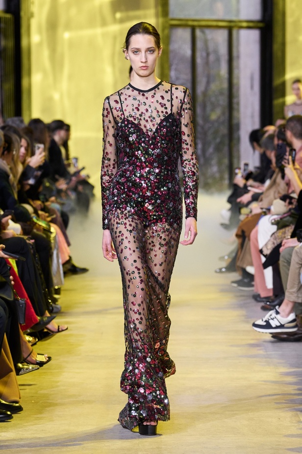 مجموعة ايلي صعب لخريف وشتاء 2023-2024 لوحة شتوية مزهرة غنيّة بالتفاصيل المبهرة