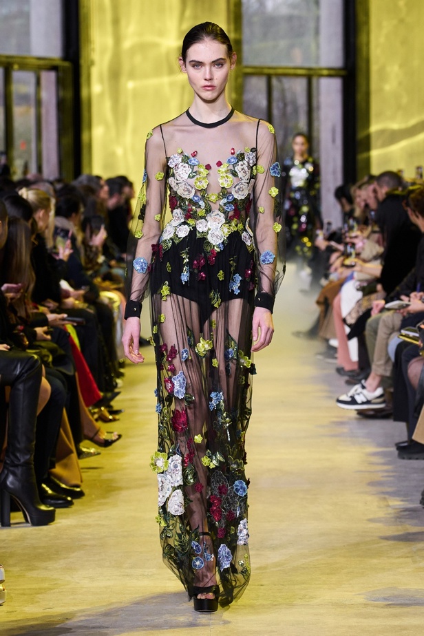 مجموعة ايلي صعب لخريف وشتاء 2023-2024 لوحة شتوية مزهرة غنيّة بالتفاصيل المبهرة