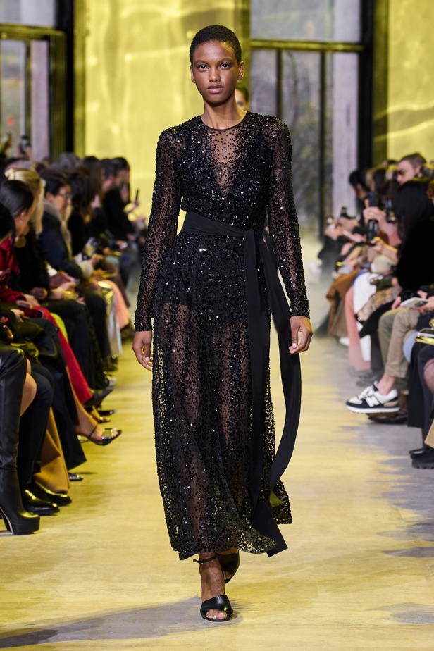 مجموعة ايلي صعب لخريف وشتاء 2023-2024 لوحة شتوية مزهرة غنيّة بالتفاصيل المبهرة