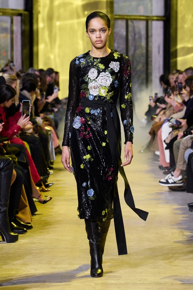 مجموعة ايلي صعب لخريف وشتاء 2023-2024 لوحة شتوية مزهرة غنيّة بالتفاصيل المبهرة