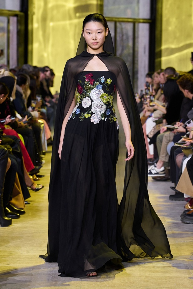 مجموعة ايلي صعب لخريف وشتاء 2023-2024 لوحة شتوية مزهرة غنيّة بالتفاصيل المبهرة