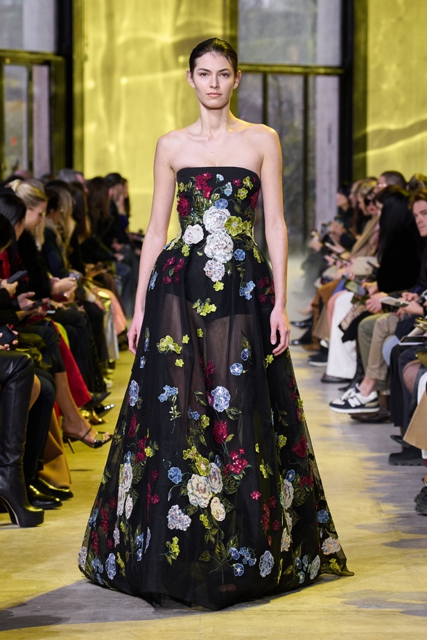 مجموعة ايلي صعب لخريف وشتاء 2023-2024 لوحة شتوية مزهرة غنيّة بالتفاصيل المبهرة