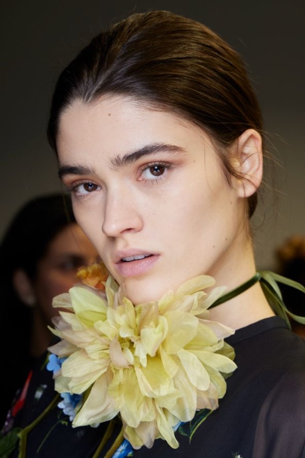 مجموعة ايلي صعب لخريف وشتاء 2023-2024 لوحة شتوية مزهرة غنيّة بالتفاصيل المبهرة