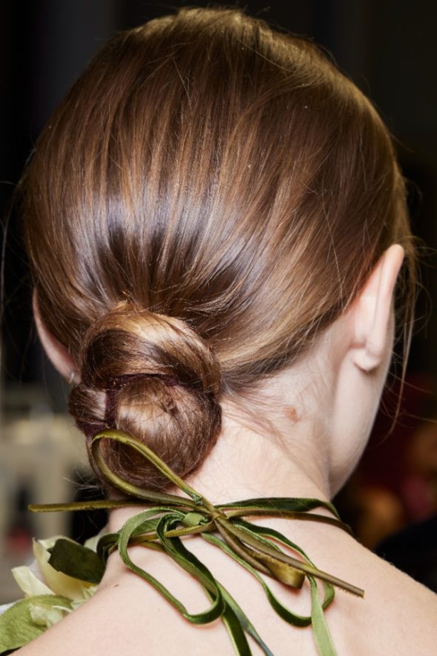 مجموعة ايلي صعب لخريف وشتاء 2023-2024 لوحة شتوية مزهرة غنيّة بالتفاصيل المبهرة