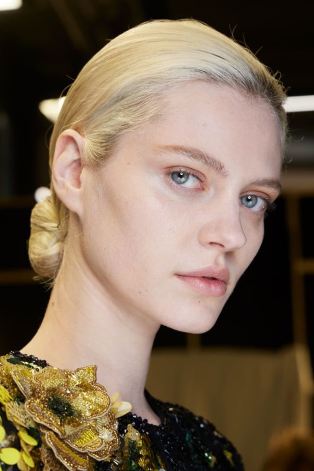 مجموعة ايلي صعب لخريف وشتاء 2023-2024 لوحة شتوية مزهرة غنيّة بالتفاصيل المبهرة