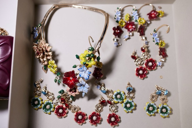 مجموعة ايلي صعب لخريف وشتاء 2023-2024 لوحة شتوية مزهرة غنيّة بالتفاصيل المبهرة