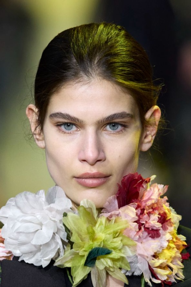 مجموعة ايلي صعب لخريف وشتاء 2023-2024 لوحة شتوية مزهرة غنيّة بالتفاصيل المبهرة