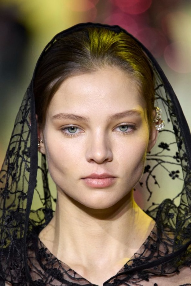 مجموعة ايلي صعب لخريف وشتاء 2023-2024 لوحة شتوية مزهرة غنيّة بالتفاصيل المبهرة