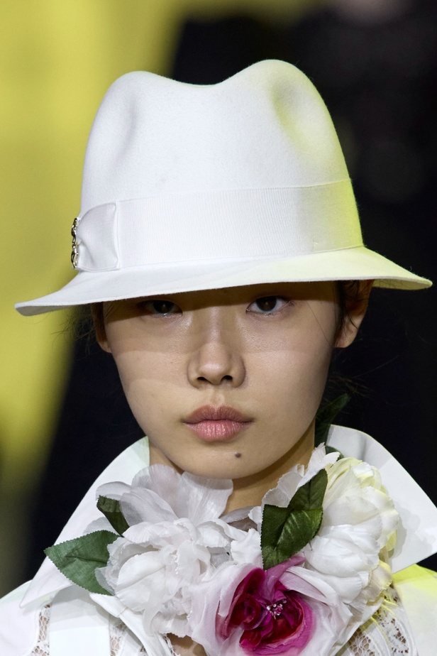 مجموعة ايلي صعب لخريف وشتاء 2023-2024 لوحة شتوية مزهرة غنيّة بالتفاصيل المبهرة