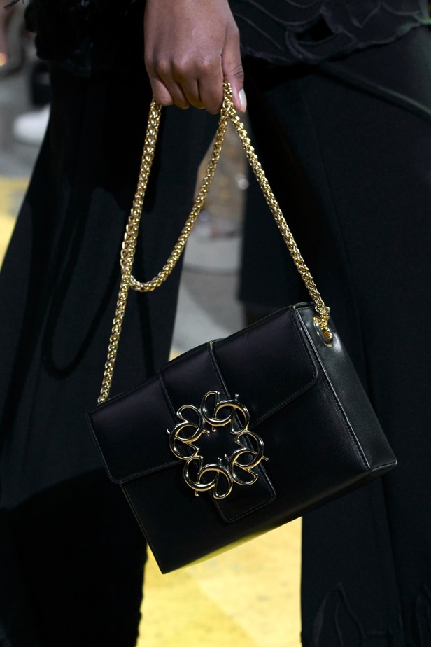 مجموعة ايلي صعب لخريف وشتاء 2023-2024 لوحة شتوية مزهرة غنيّة بالتفاصيل المبهرة