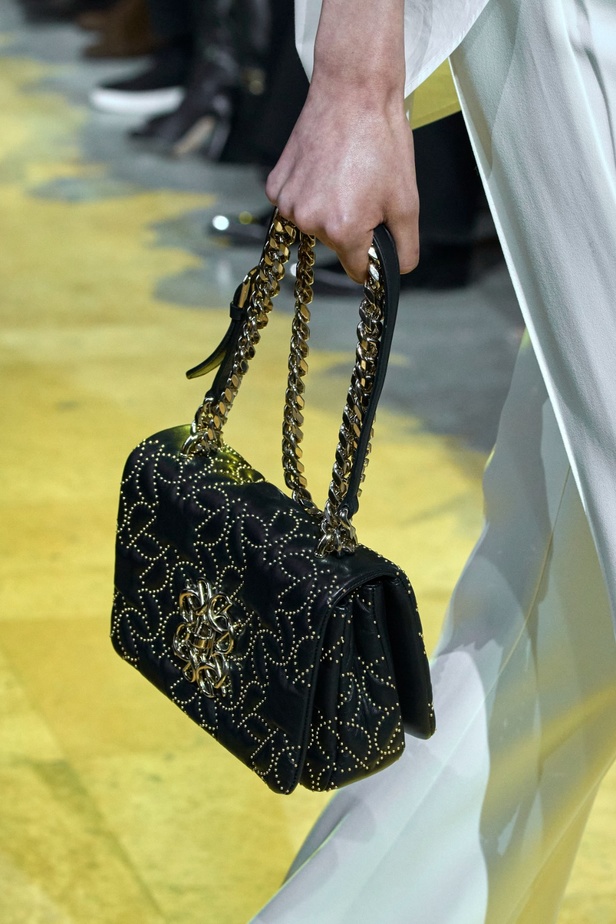 مجموعة ايلي صعب لخريف وشتاء 2023-2024 لوحة شتوية مزهرة غنيّة بالتفاصيل المبهرة