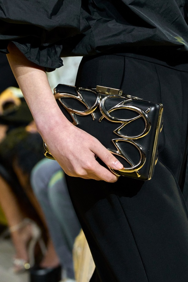 مجموعة ايلي صعب لخريف وشتاء 2023-2024 لوحة شتوية مزهرة غنيّة بالتفاصيل المبهرة