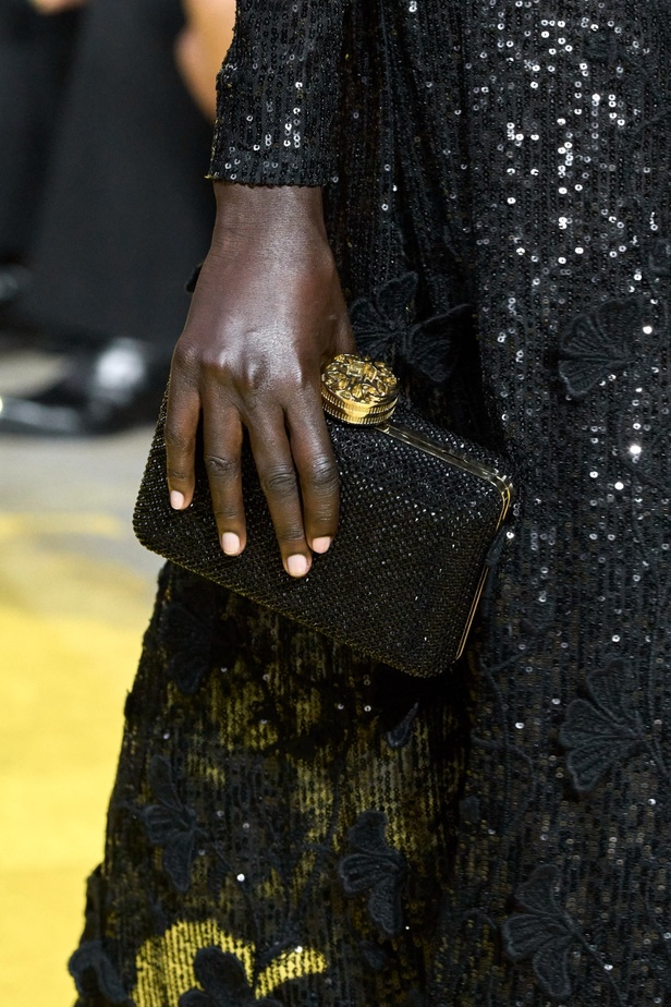 مجموعة ايلي صعب لخريف وشتاء 2023-2024 لوحة شتوية مزهرة غنيّة بالتفاصيل المبهرة