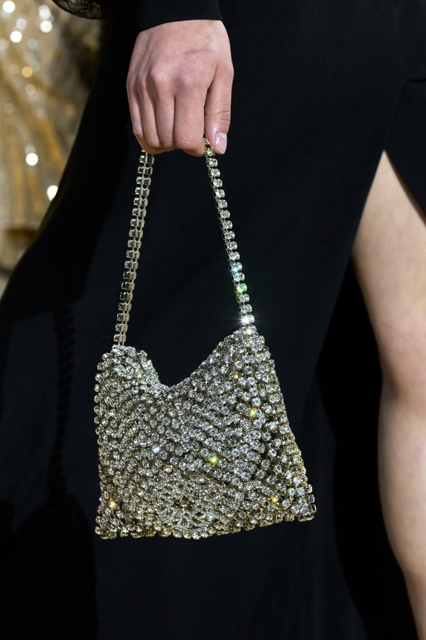 مجموعة ايلي صعب لخريف وشتاء 2023-2024 لوحة شتوية مزهرة غنيّة بالتفاصيل المبهرة