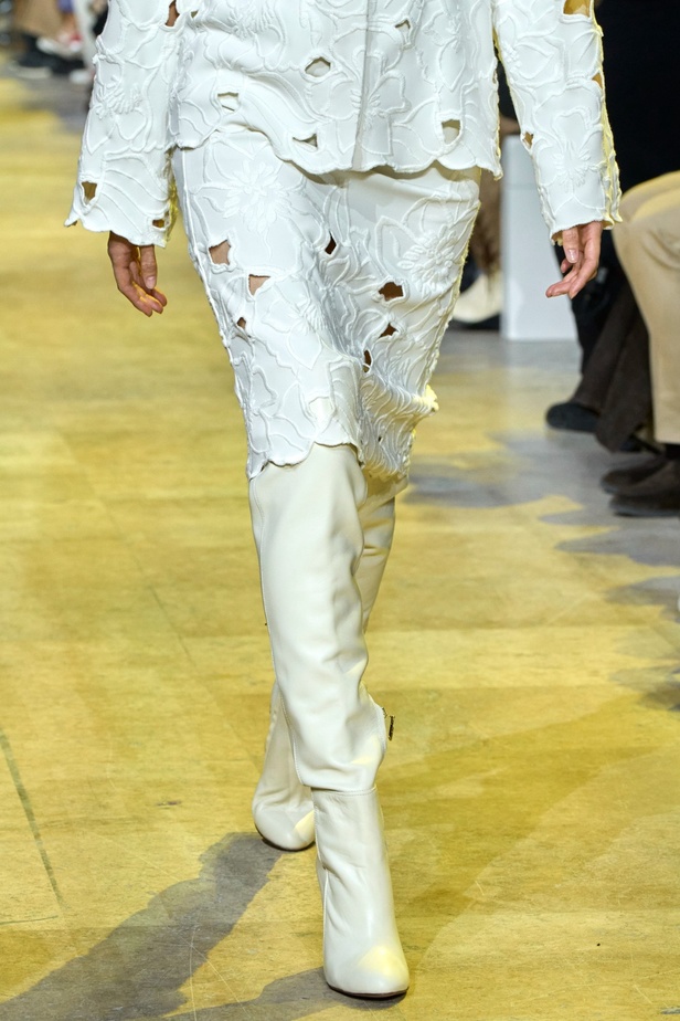 مجموعة ايلي صعب لخريف وشتاء 2023-2024 لوحة شتوية مزهرة غنيّة بالتفاصيل المبهرة