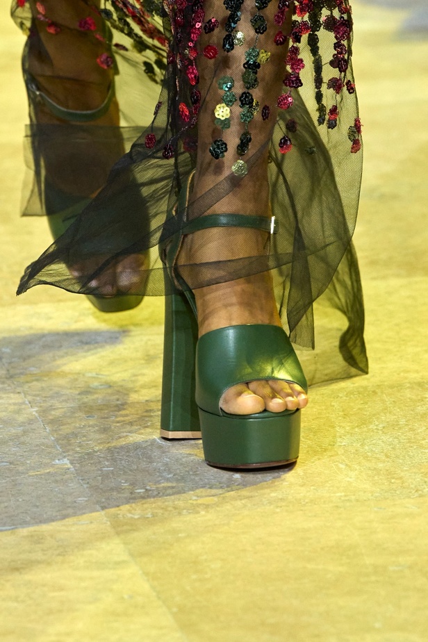 مجموعة ايلي صعب لخريف وشتاء 2023-2024 لوحة شتوية مزهرة غنيّة بالتفاصيل المبهرة