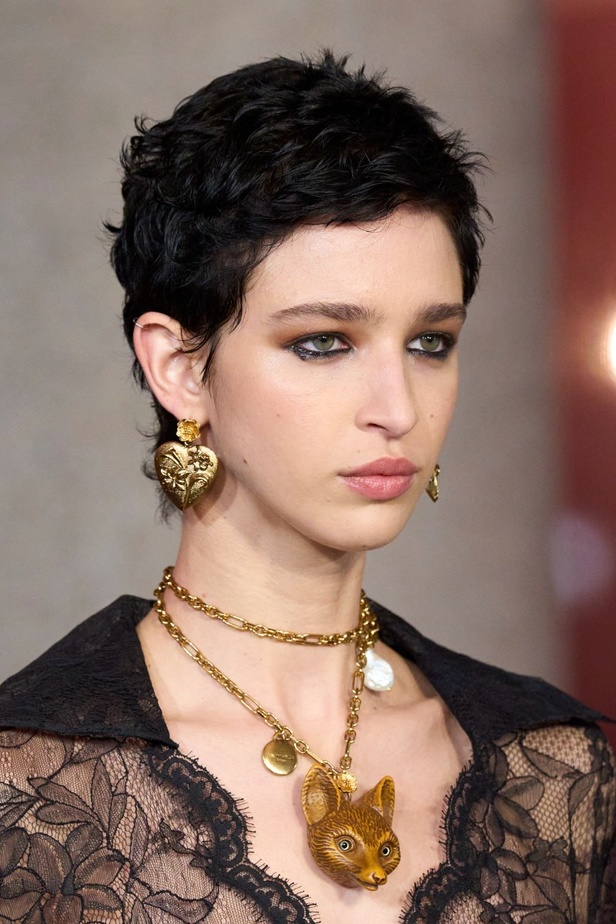 اطلالات جمالية من مجموعة Etro لخريف وشتاء 2023