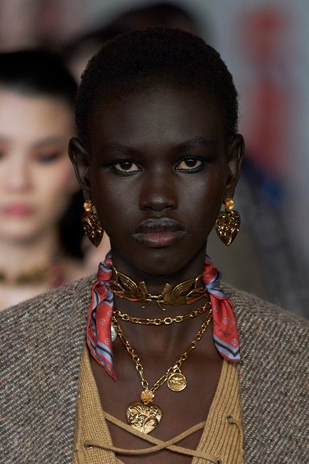 اطلالات جمالية من مجموعة Etro لخريف وشتاء 2023