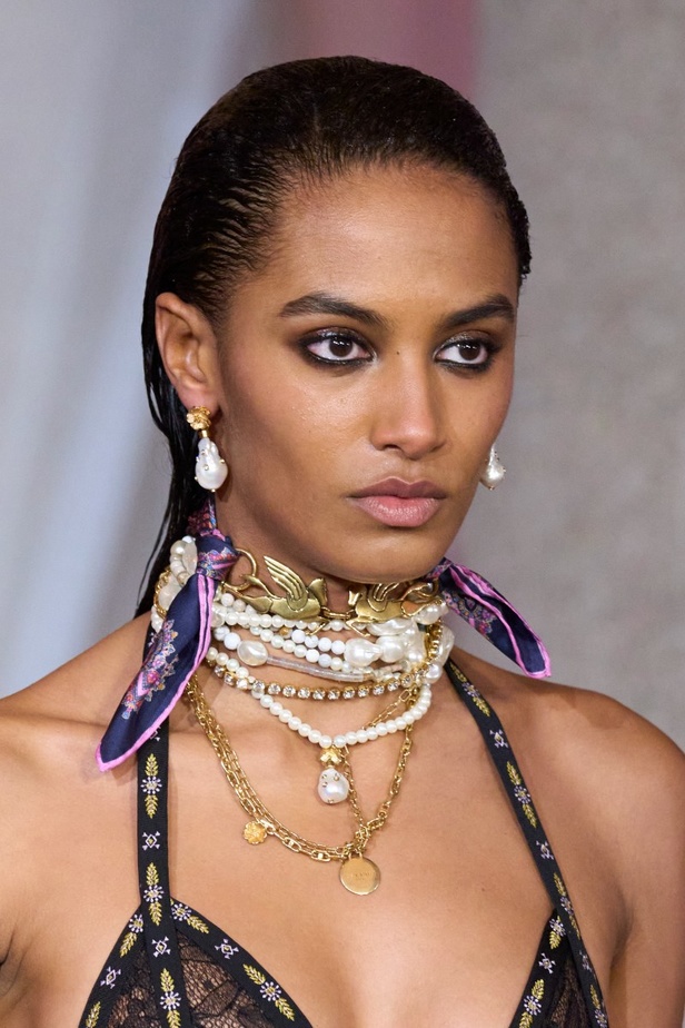 اطلالات جمالية من مجموعة Etro لخريف وشتاء 2023