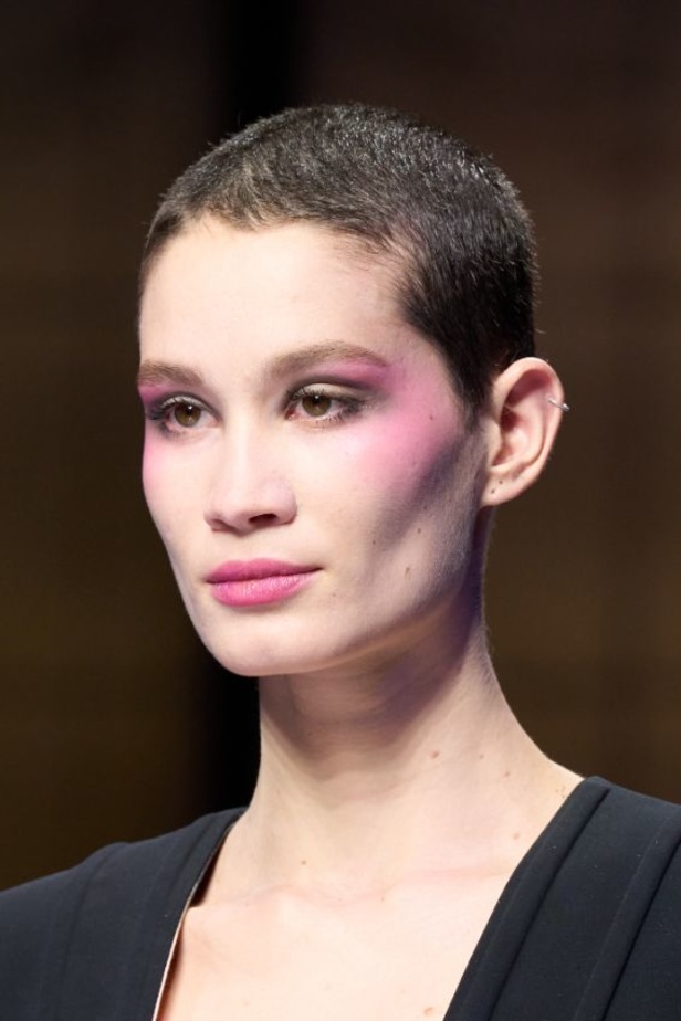 ألوان ترابية محايدة تزيّن تصاميم Giorgio Armani لموسم خريف وشتاء 2024