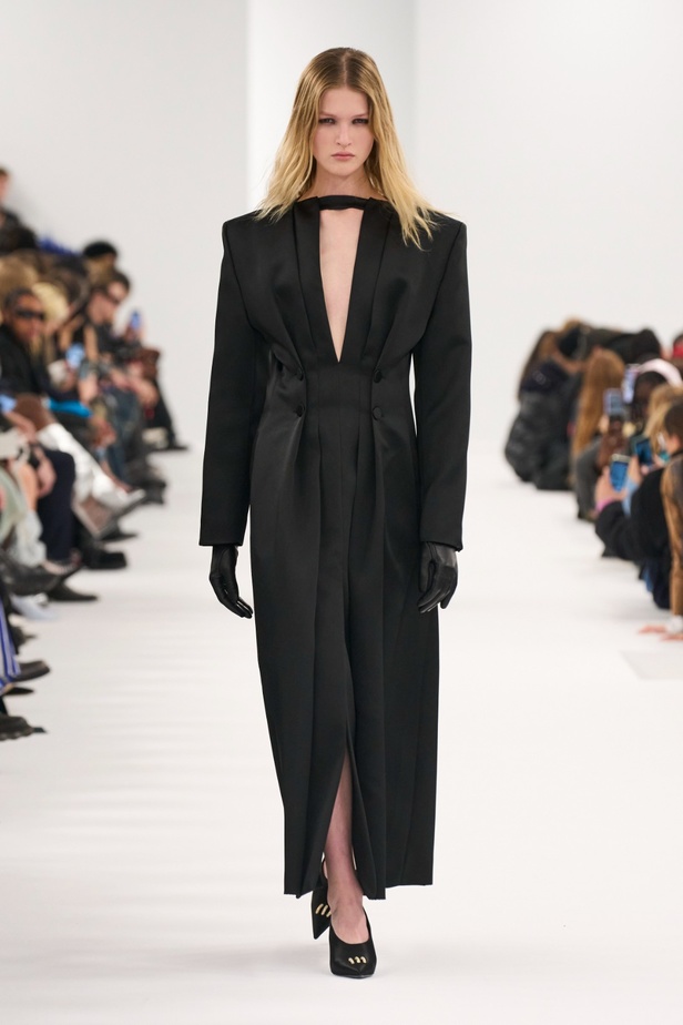 مجموعة Givenchy لخريف وشتاء 2023-2024... إرث الدار يجتمع باللمسة المعاصرة لماثيو ويليامز