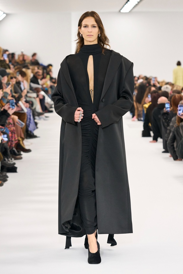 مجموعة Givenchy لخريف وشتاء 2023-2024... إرث الدار يجتمع باللمسة المعاصرة لماثيو ويليامز