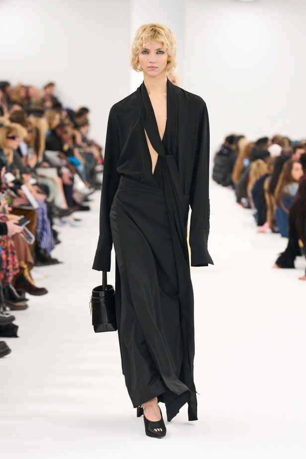 مجموعة Givenchy لخريف وشتاء 2023-2024... إرث الدار يجتمع باللمسة المعاصرة لماثيو ويليامز